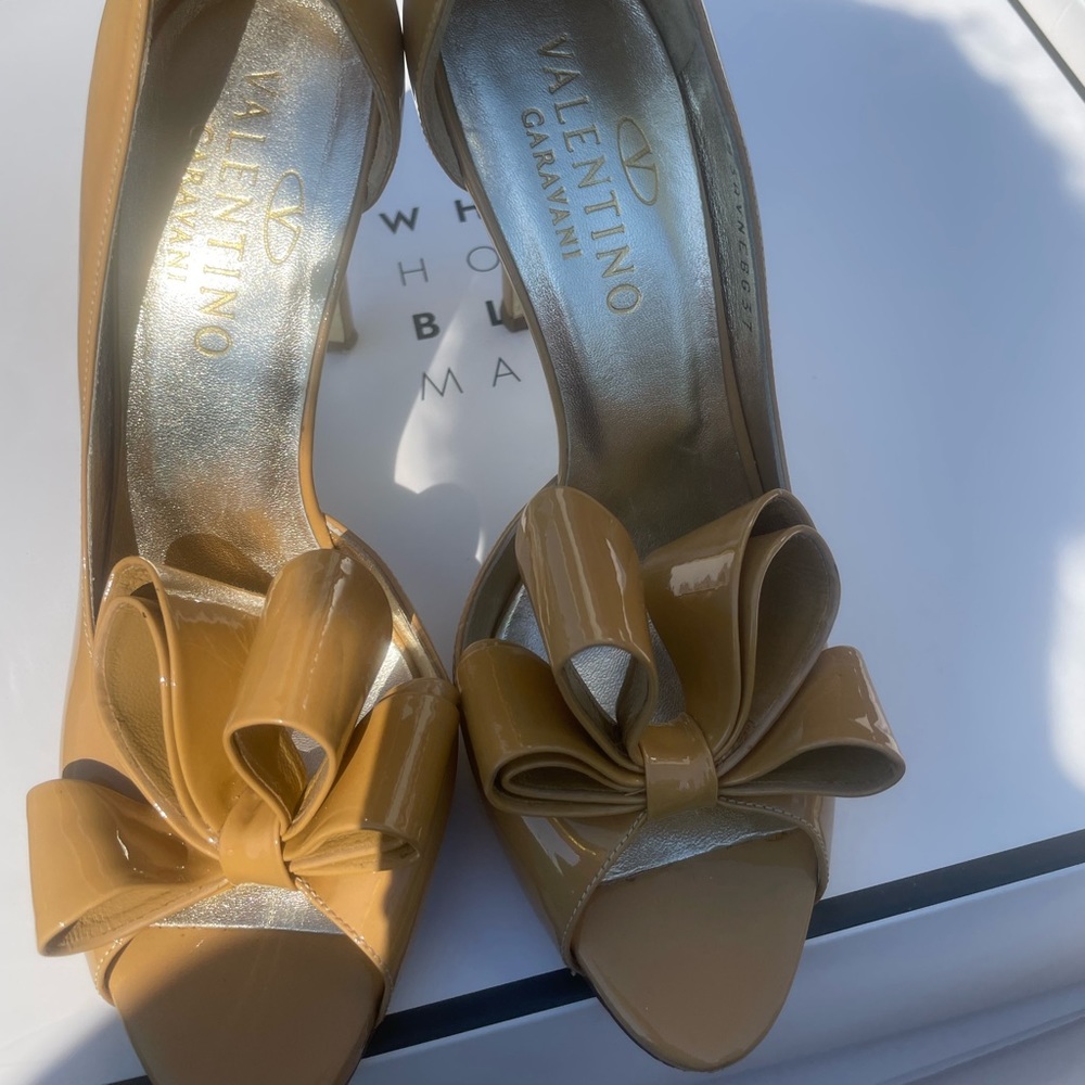 Valentino Tan patent leather bow heels